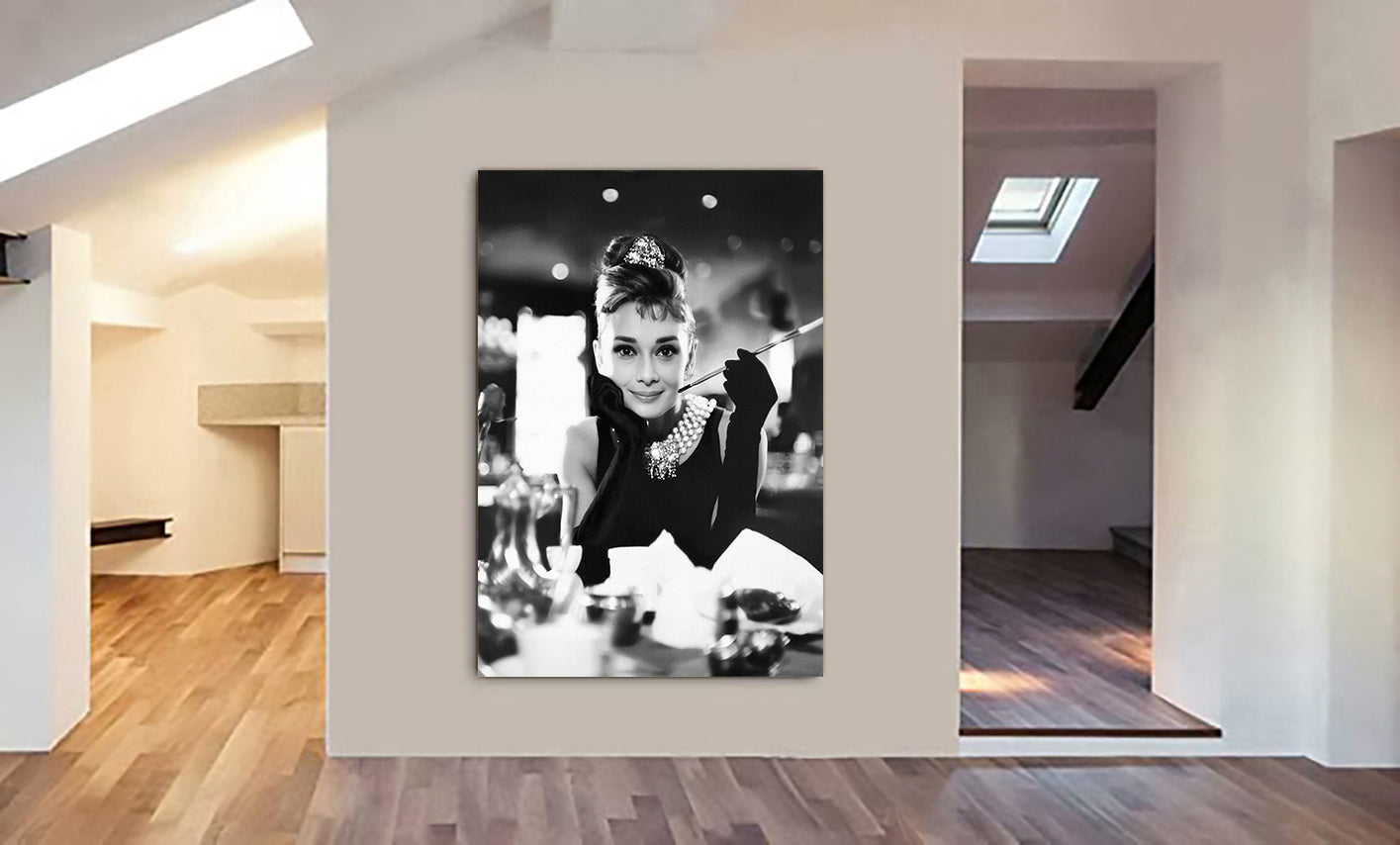 Audrey Hepburn - Breakfast at Tiffany's - Restaurant - Canvas Wall Art Framed Print - Various Sizes